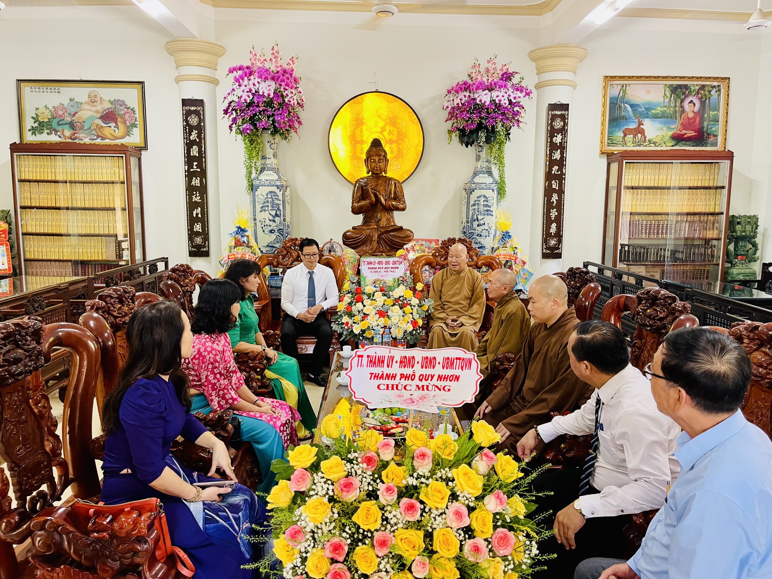 Lãnh đạo Tp. Quy Nhơn thăm, chúc mừng Phật đản Ban Trị sự Phật giáo tỉnh